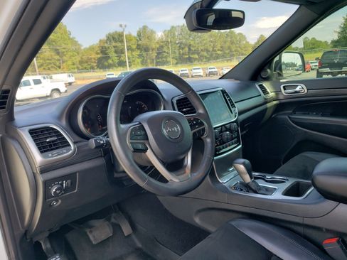 Used 2019 Jeep Grand Cherokee Altitude RWD image 27