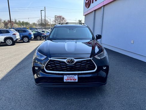 Used 2023 Toyota Highlander XLE image 3