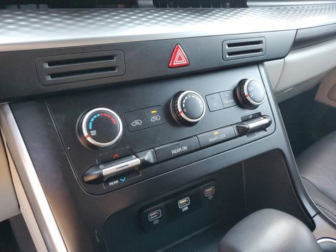 Certified 2024 Kia Carnival LX image 23