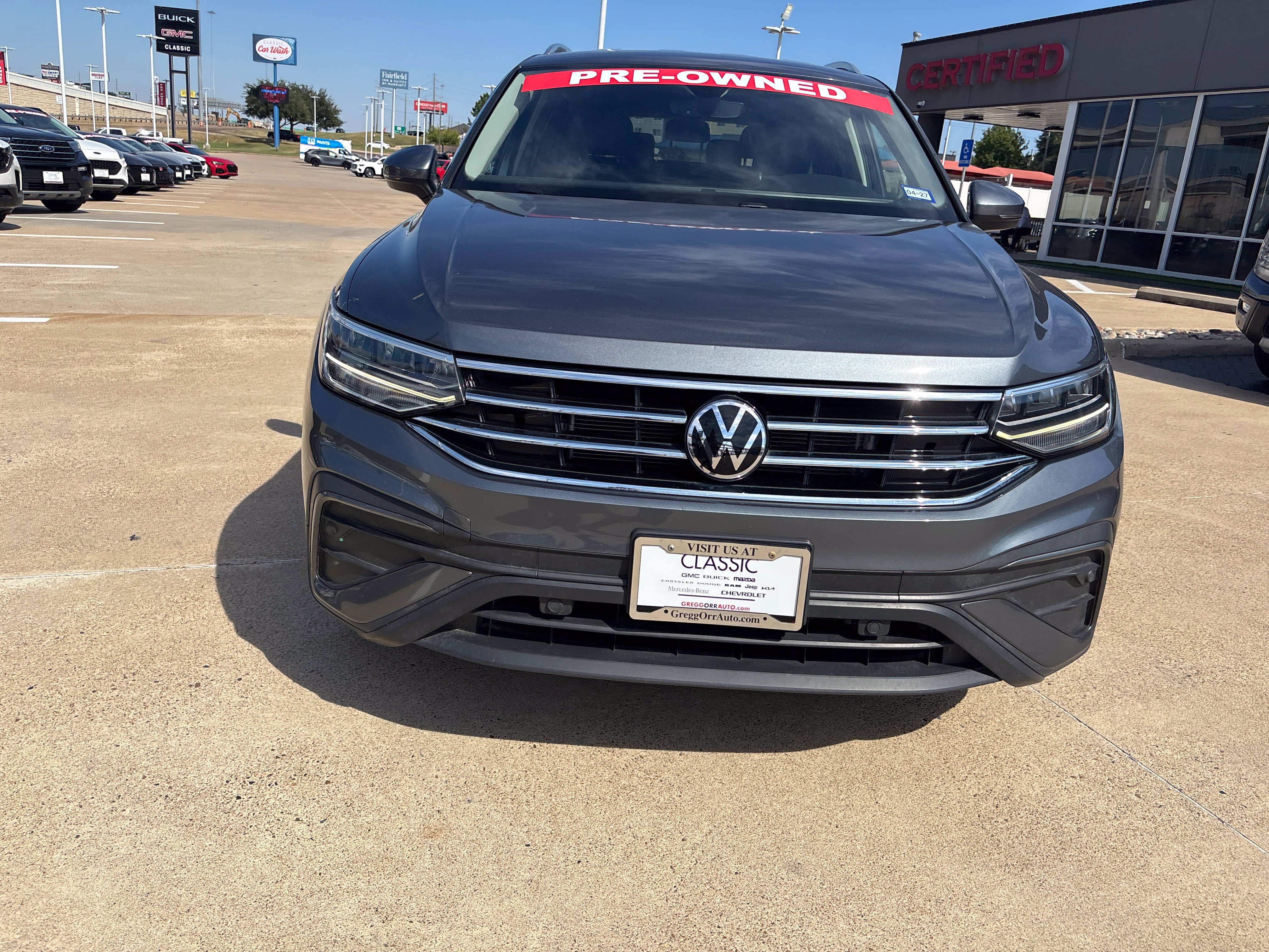 Used 2023 Volkswagen Tiguan SE FWD image 2