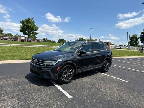 Used 2022 Volkswagen Tiguan SE FWD image 1