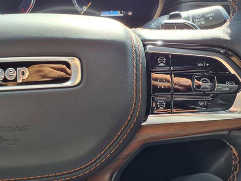 Used 2025 Jeep Grand Cherokee Summit w/ Obsidian Package image 16