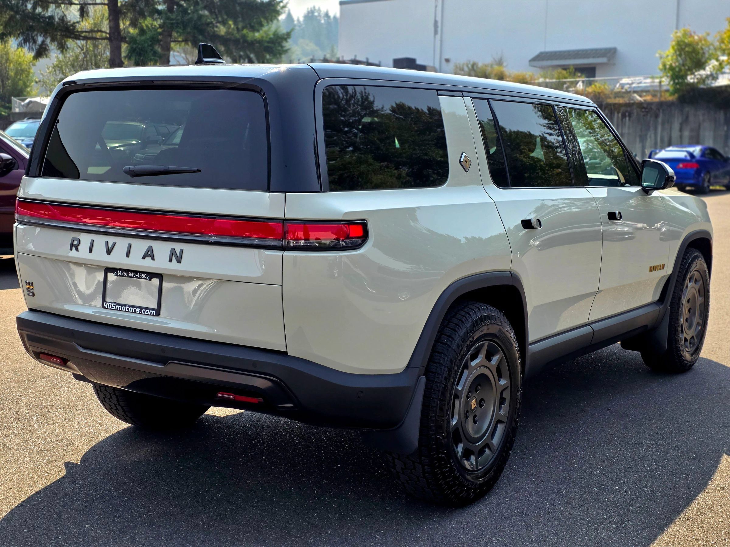 Used 2025 Rivian R1S Premium Dual AWD/4WD image 9