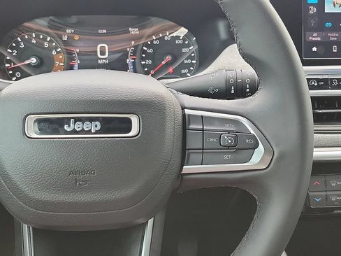 Used 2025 Jeep Compass Latitude AWD/4WD image 19