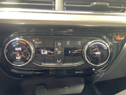 Used 2025 Chevrolet Trax LT FWD image 19
