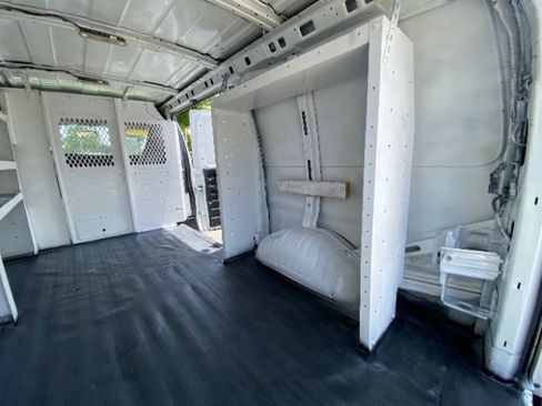 Used 2017 Chevrolet Express 2500 RWD image 10