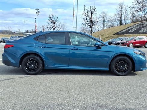 Used 2025 Toyota Camry LE image 3