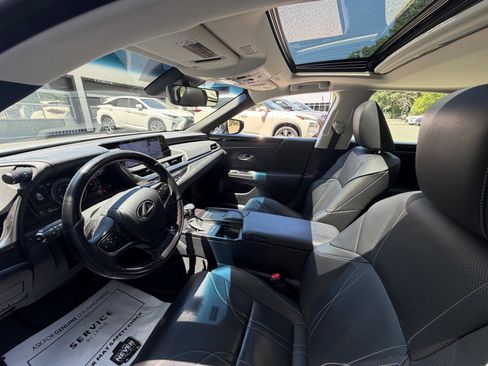 Used 2019 Lexus ES 300h w/ Accessory Package FWD image 2