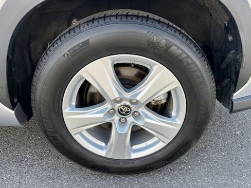 Used 2025 Toyota Highlander LE FWD image 27