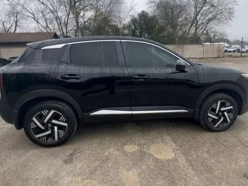 Used 2025 Nissan Kicks SV image 9