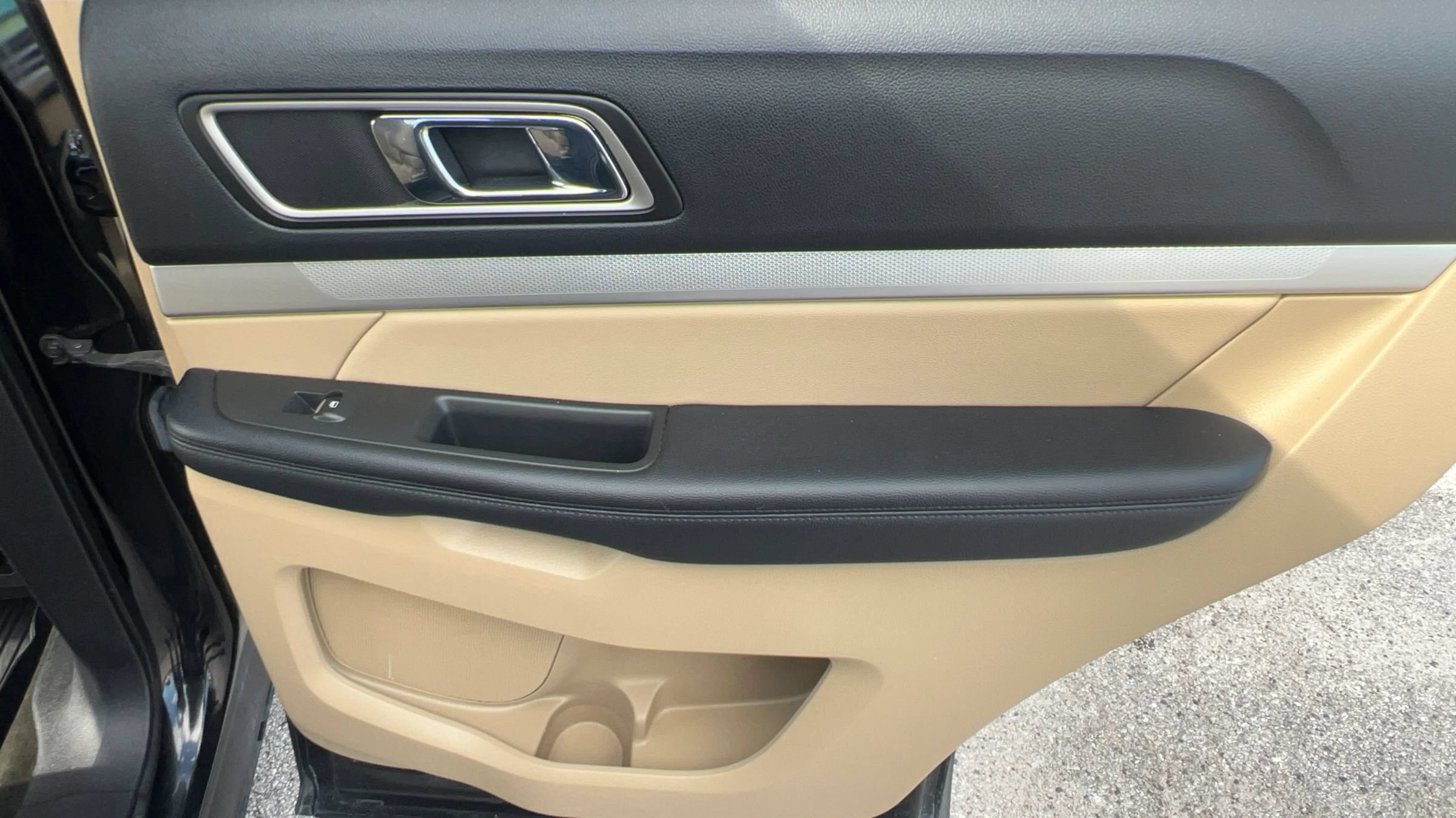Used 2017 Ford Explorer XLT FWD image 25