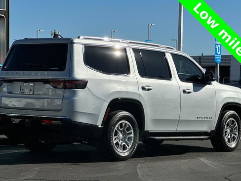 Used 2024 Jeep Wagoneer Base image 4