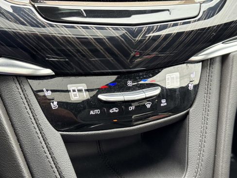Used 2025 Cadillac XT6 Premium Luxury image 25