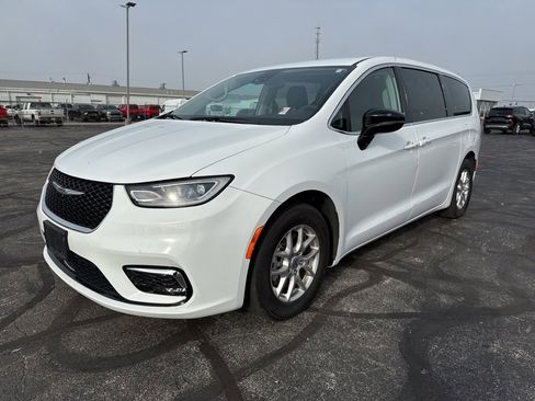 Used 2024 Chrysler Pacifica Touring-L image 4