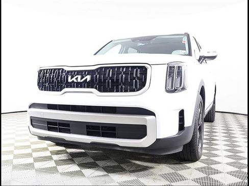 Used 2024 Kia Telluride EX w/ EX Captain's Chair Package FWD image 3