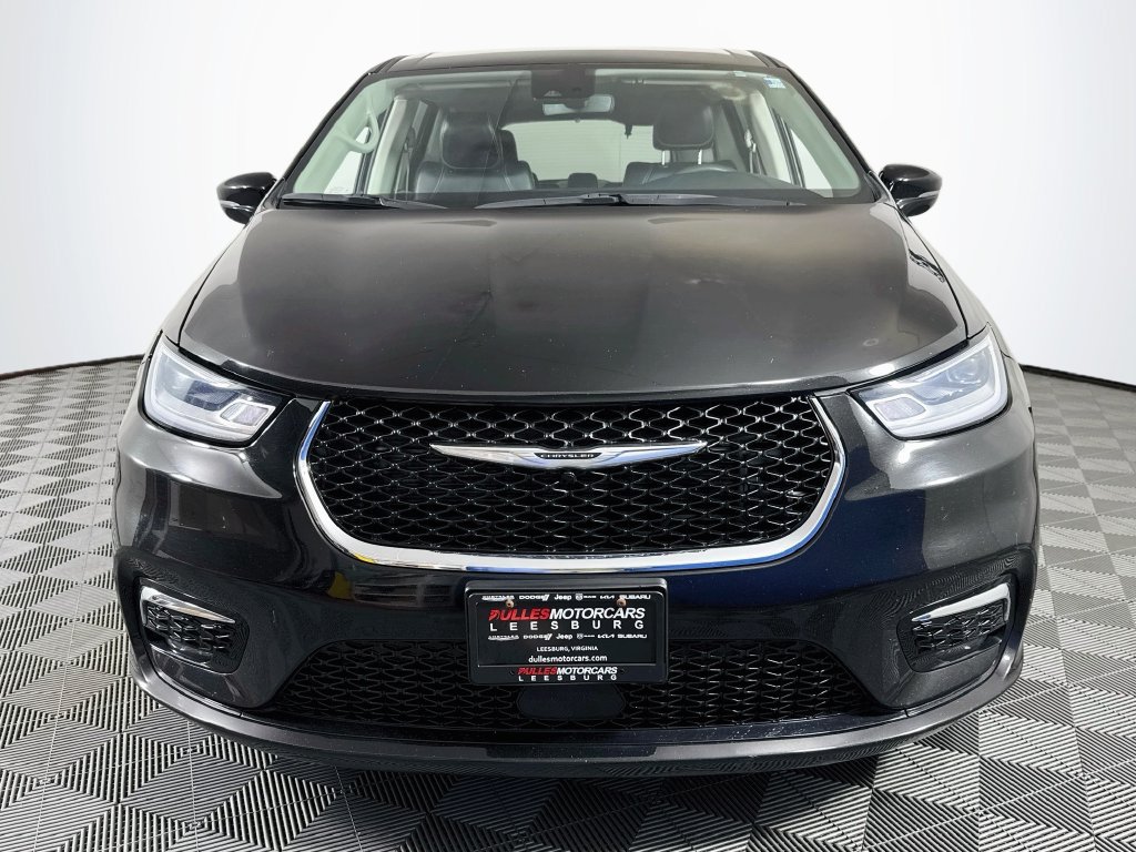 Used 2024 Chrysler Pacifica Touring-L FWD image 2
