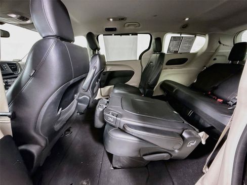 Used 2017 Chrysler Pacifica Touring-L FWD image 12