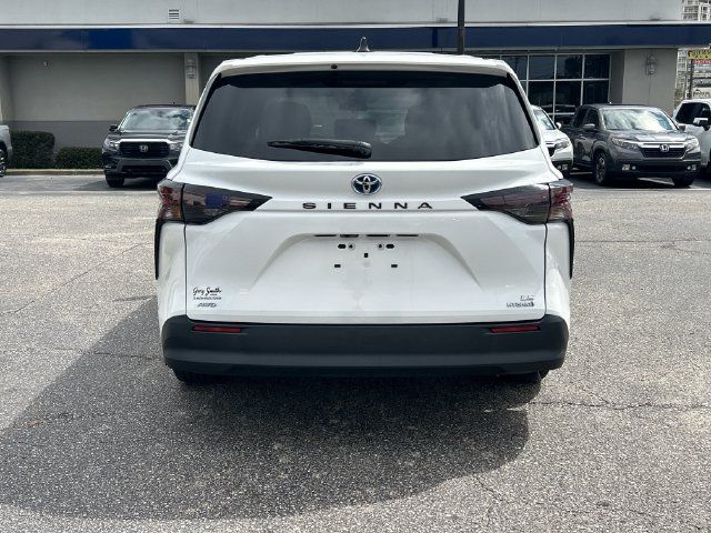 Used 2024 Toyota Sienna LE AWD/4WD image 5