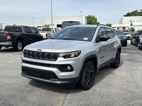 Used 2026 Jeep Compass Latitude AWD/4WD image 2