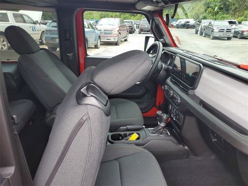 Used 2025 Jeep Wrangler Sport image 17