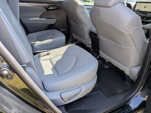 Used 2023 Toyota Highlander Limited image 23