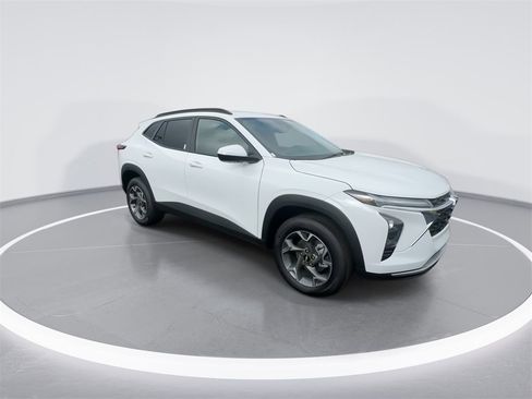 New 2026 Chevrolet Trax LT w/ Driver Confidence Package image 2