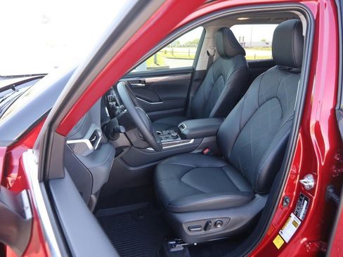 Certified 2025 Toyota Highlander Platinum AWD/4WD image 10