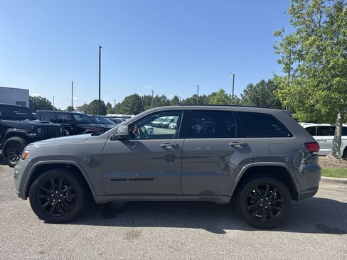 Used 2021 Jeep Grand Cherokee Laredo X AWD/4WD image 4