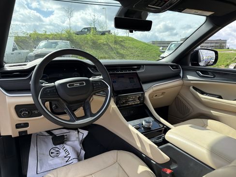 Certified 2023 Jeep Grand Cherokee Limited w/ Luxury Tech Group II image 22