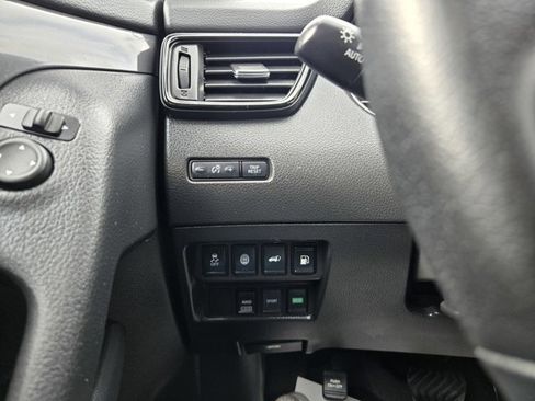 Used 2020 Nissan Rogue SV image 21