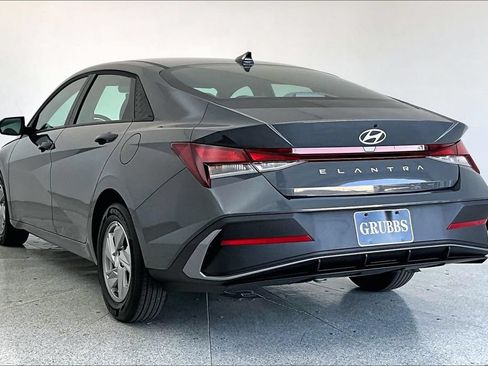 Used 2026 Hyundai Elantra SE FWD image 14