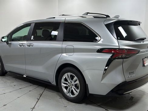 Certified 2025 Toyota Sienna Limited image 7