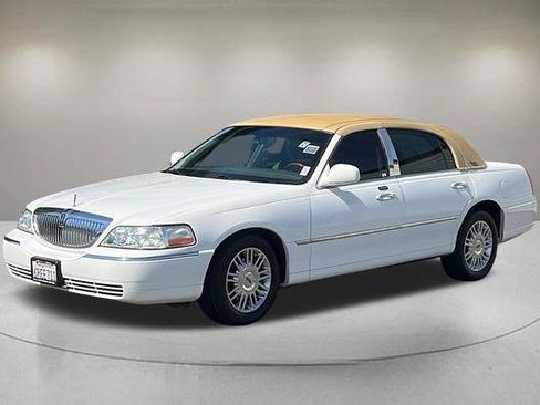 Used 2009 Lincoln Town Car Signature Limited image 2