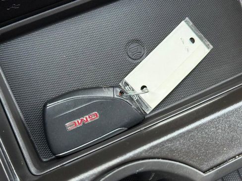 Used 2023 GMC Yukon XL Denali AWD/4WD image 32