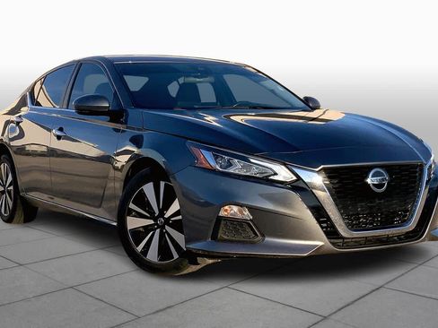 Used 2022 Nissan Altima 2.5 SV w/ SV Premium Package image 2