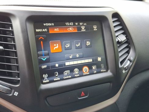 Used 2017 Jeep Cherokee Latitude w/ Cold Weather Group image 28