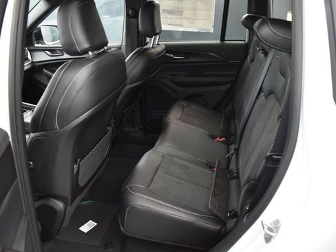 New 2025 Jeep Grand Cherokee Altitude w/ Trailer Tow Package image 32