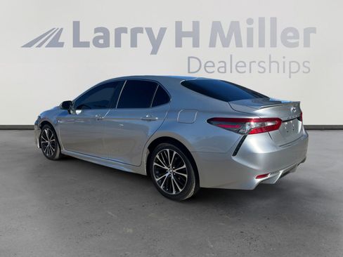 Used 2018 Toyota Camry SE image 3