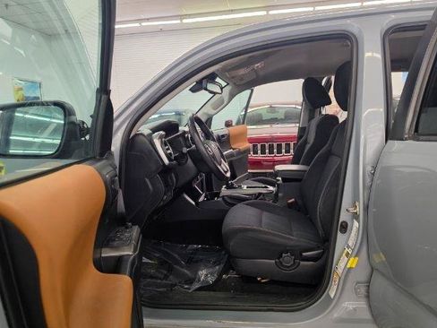 Used 2019 Toyota Tacoma SR5 RWD image 8