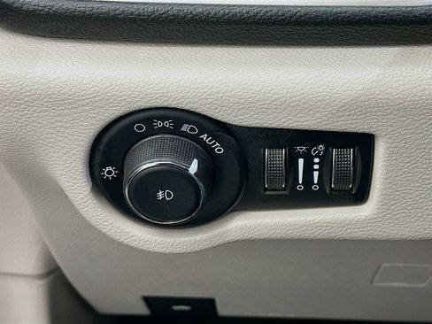 Used 2023 Chrysler Pacifica Touring-L image 17