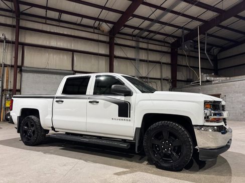 Used 2018 Chevrolet Silverado 1500 Custom w/ Custom Value Package image 3