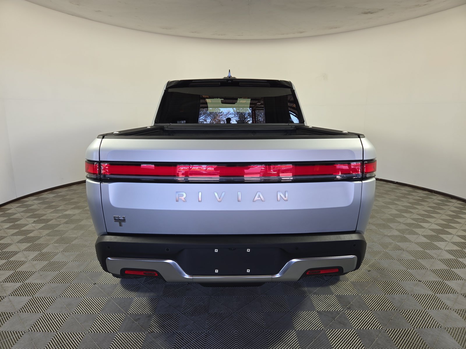 Used 2024 Rivian R1T Adventure Dual AWD/4WD image 4