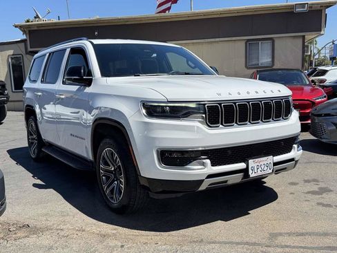 Used 2024 Jeep Wagoneer Series II w/ Flexible Seating Group RWD image 5