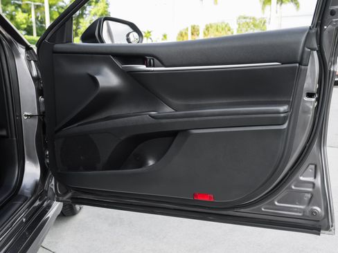 Used 2021 Toyota Camry SE image 38