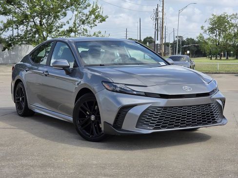 Used 2025 Toyota Camry SE FWD image 2