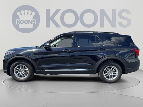 Used 2025 Ford Explorer Active AWD/4WD image 2