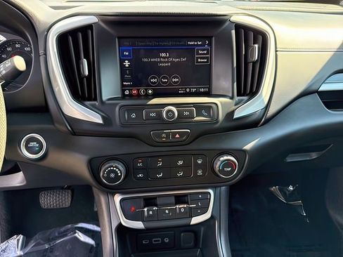 Used 2024 GMC Terrain SLE image 24