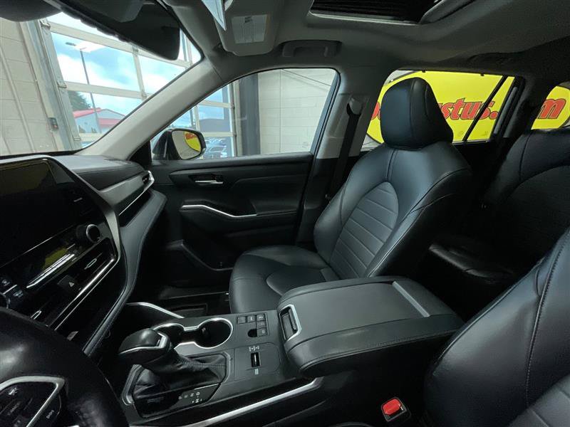 Used 2023 Toyota Highlander XLE FWD image 12