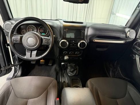 Used 2017 Jeep Wrangler Unlimited Sahara w/ Connectivity Group AWD/4WD image 12