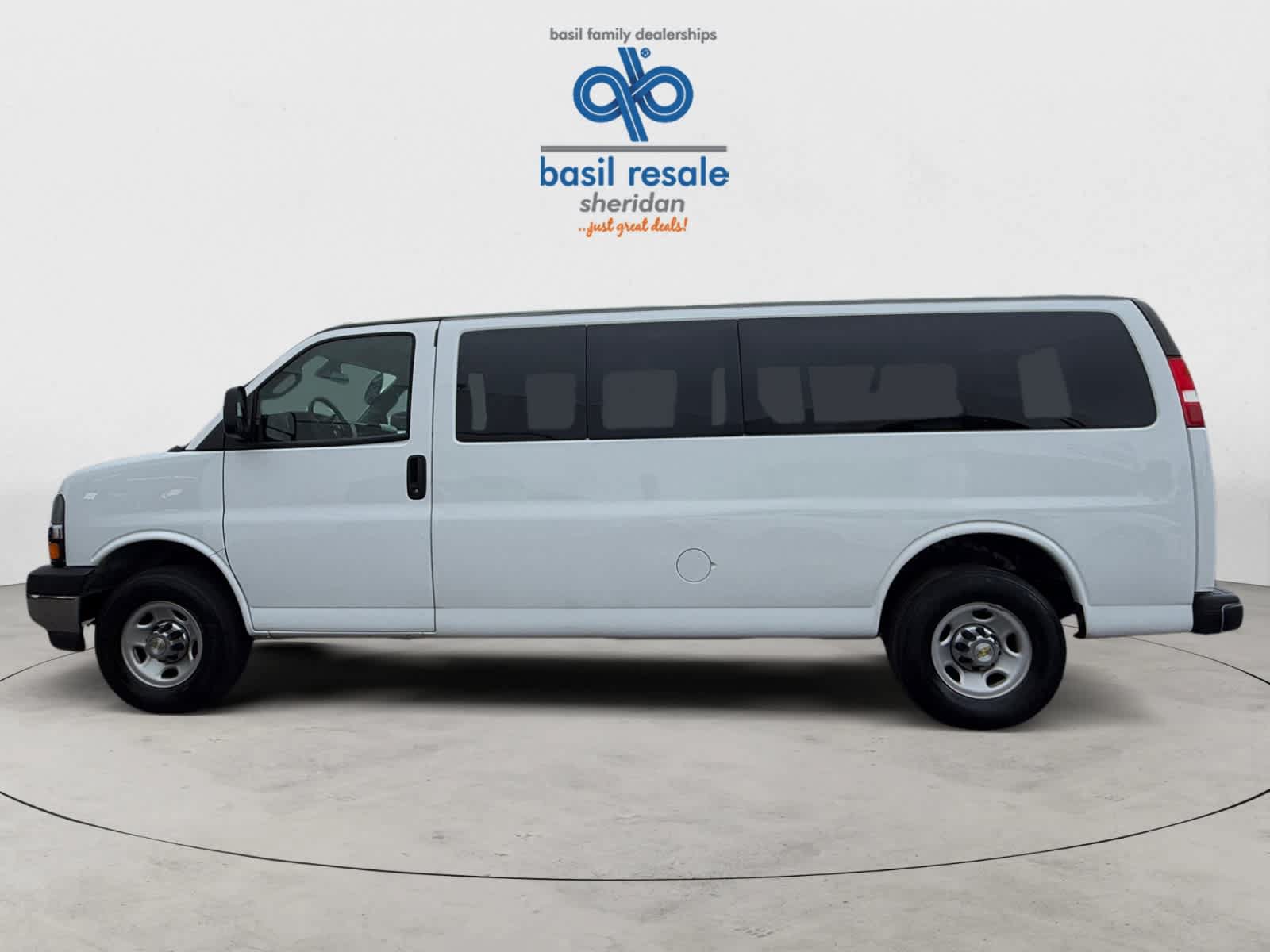 Used 2024 Chevrolet Express 3500 LT w/ LT Preferred Equipment Group RWD image 3